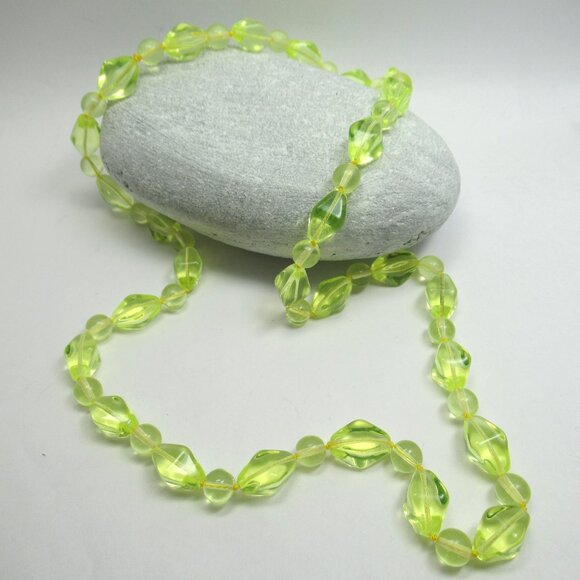 Uranium Glass vintage bead necklace - Picture 4 of 10